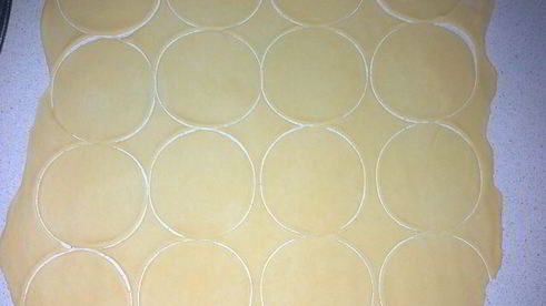 пельмени-ушки из морковного теста