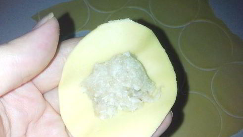 пельмени-ушки из морковного теста