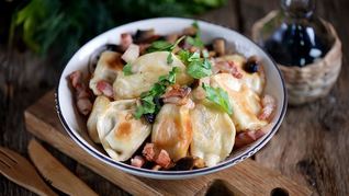 Жареные пельмени с луком на сковороде