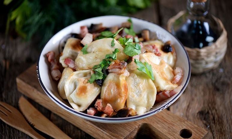 Рецепт жареных пельменей с луком на сковороде