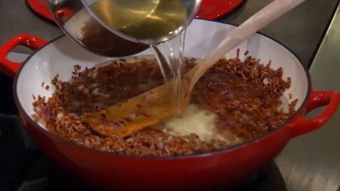 паэлья из красного риса