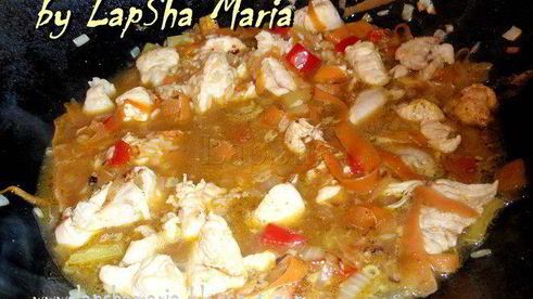 паэлья с курицей, перцем и горошком