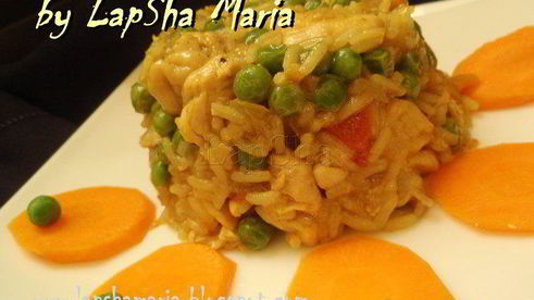 паэлья с курицей, перцем и горошком