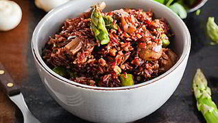 Пилав из коричневого риса, спаржи и грибов в мультиварке