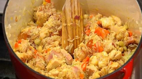 пилав с курицей, изюмом и кедровыми орешками