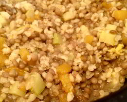 Плов из чечевицы и булгура с цукини и тыквой