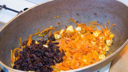 плов с курагой и изюмом