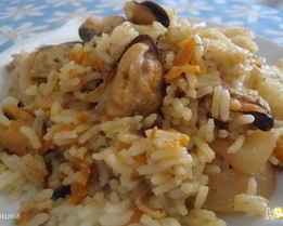 Плов с морепродуктами в сковороде