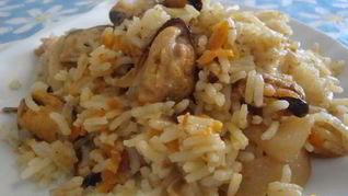 Плов с морепродуктами в сковороде