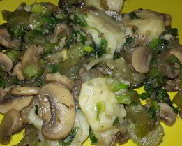 Постные картофельные клецки с луком, грибами и сельдереем