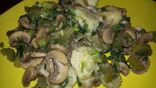 Постные картофельные клецки с луком, грибами и сельдереем