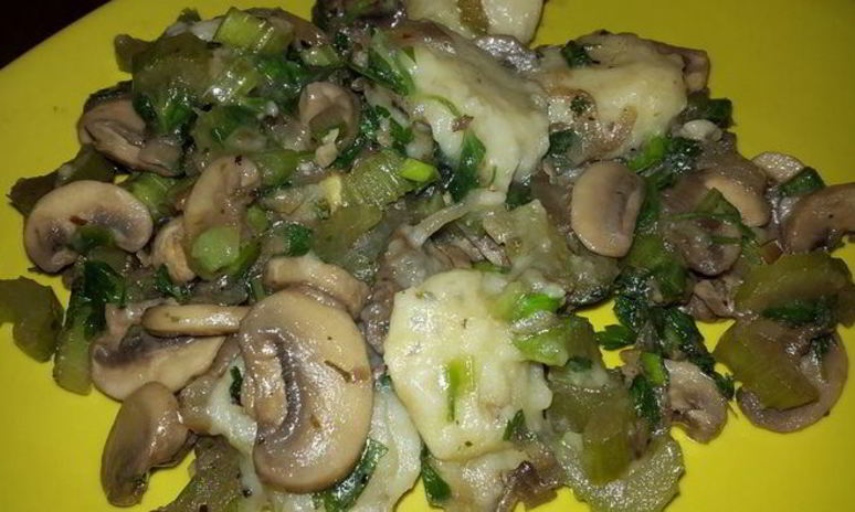 Рецепт постных картофельных клецек с луком, грибами и сельдереем