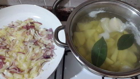 постные картофельные клецки с луком, грибами и сельдереем