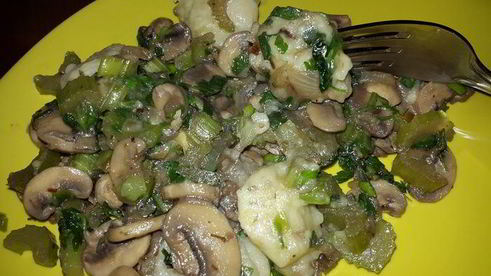 постные картофельные клецки с луком, грибами и сельдереем