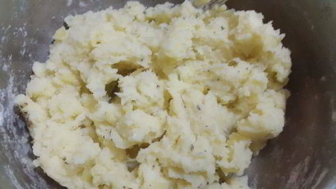 постные картофельные клецки с луком, грибами и сельдереем