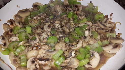 постные картофельные клецки с луком, грибами и сельдереем