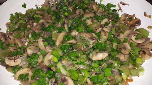 постные картофельные клецки с луком, грибами и сельдереем