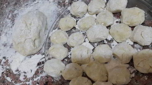 постные картофельные клецки с луком, грибами и сельдереем