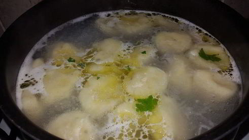 постные картофельные клецки с луком, грибами и сельдереем