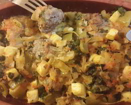 Фрикадельки, запеченные с овощным рагу