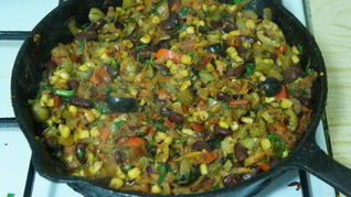 Грузинско-мексиканское овощное рагу с фасолью и кукурузой