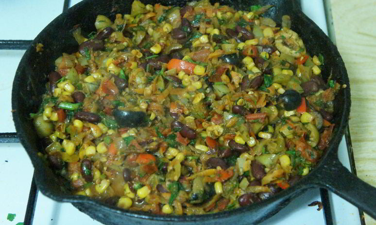 Рецепт грузинска-мексиканского овощного рагу с фасолью и кукурузой