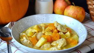 Куриное рагу с тыквой и яблоками