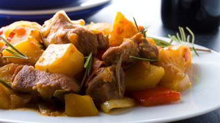 Острое свиное рагу с парикой, перцем чили и картофелем