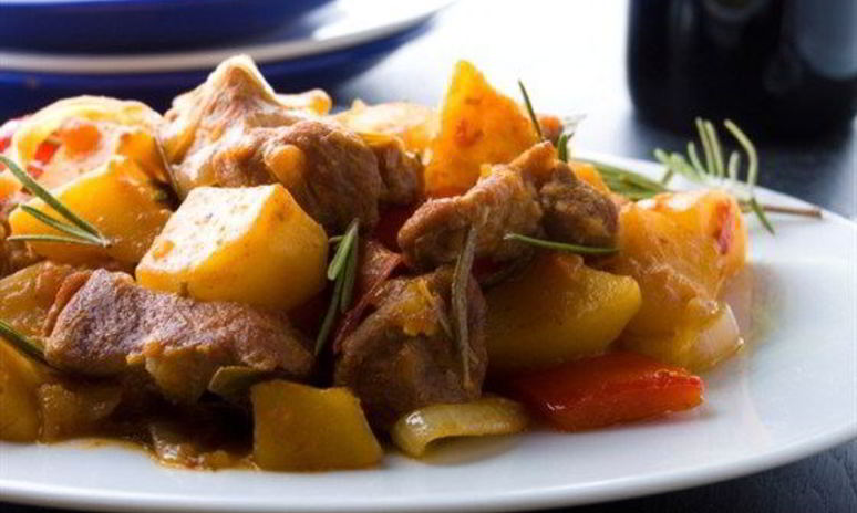 Рецепт острого свиного рагу с парикой, перцем чили и картофелем