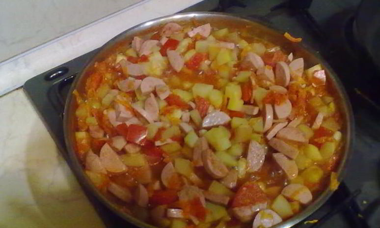 Рецепт овощного рагу с сосисками