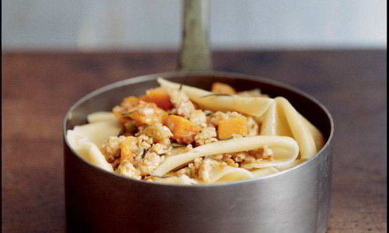 Рецепт паппарделле с рагу из розмарина, тыквы и курицы
