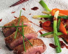 Пряная утка с рагу из зеленого лука и болгарского перца