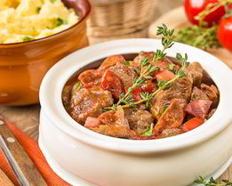 Рагу из говядины в томате с острыми колбасками