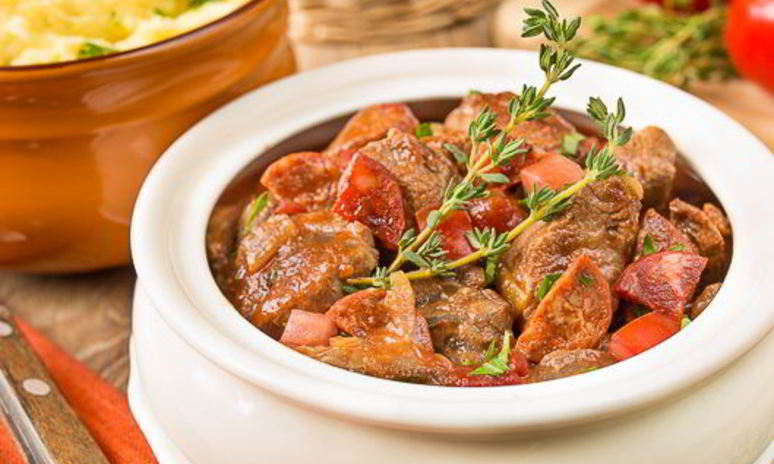 Рецепт рагу из говядины в томате с острыми колбасками