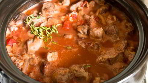 рагу из говядины в томате с острыми колбасками