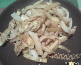 Рагу из сельдерея, кальмаров и омлета