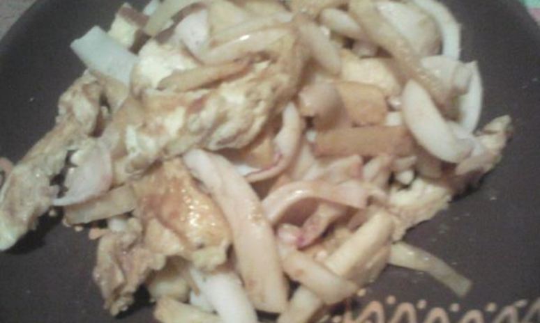 Рецепт рагу из сельдерея, кальмаров и омлета