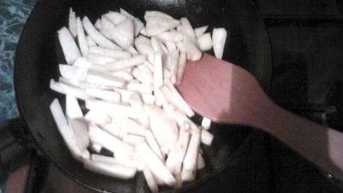 рагу из сельдерея, кальмаров и омлета