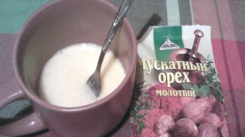 рагу из сельдерея, кальмаров и омлета