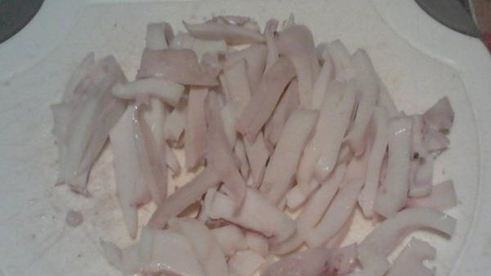 рагу из сельдерея, кальмаров и омлета