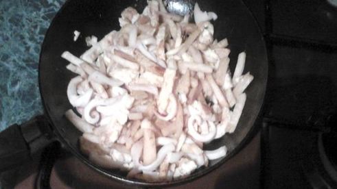 рагу из сельдерея, кальмаров и омлета