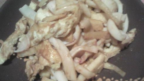 рагу из сельдерея, кальмаров и омлета