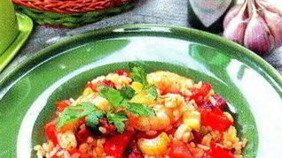 Рагу с креветками и салями