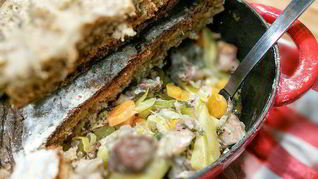 Слоеное рагу из мяса и овощей под хлебной корочкой