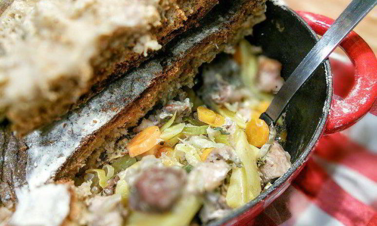 Рецепт слоеного рагу из мяса и овощей под хлебной корочкой