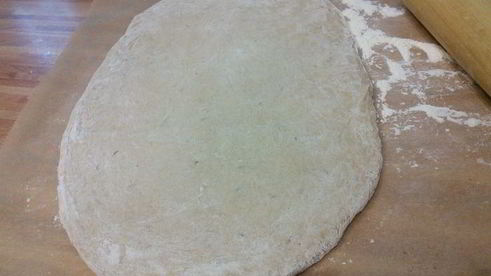 слоеное рагу из мяса и овощей под хлебной корочкой