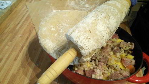 слоеное рагу из мяса и овощей под хлебной корочкой