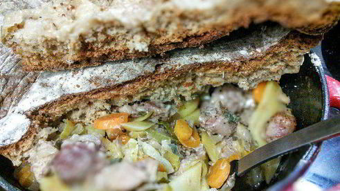 слоеное рагу из мяса и овощей под хлебной корочкой