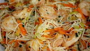 Рисовая лапша с креветками и овощами по-тайски