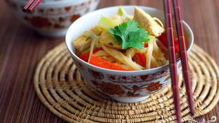 Рисовая лапша с курицей по-азиатски